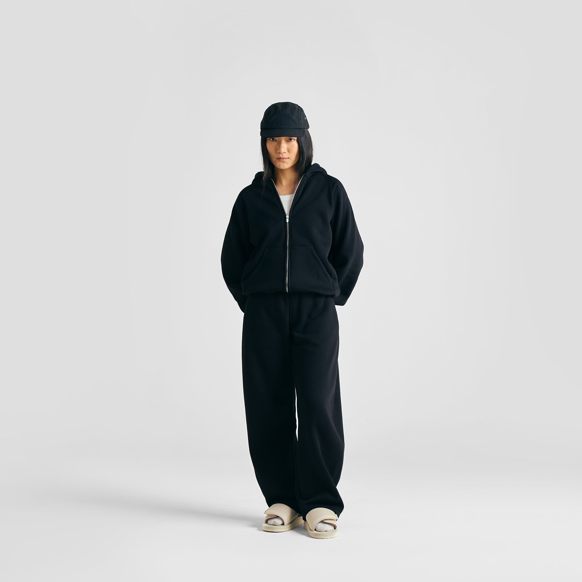 Felpa con cappuccio nera con zip per tutti i giorni